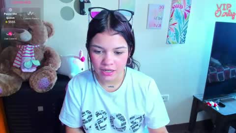 Snapshot of emma_boo_ chatting on May 25, 2026, 5:19 pm emma_boo_ online show from May 25, 2026, 5:19 pm