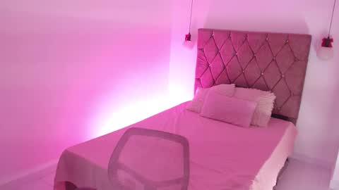 E M M A  online show from February 14, 2026, 6:37 pm