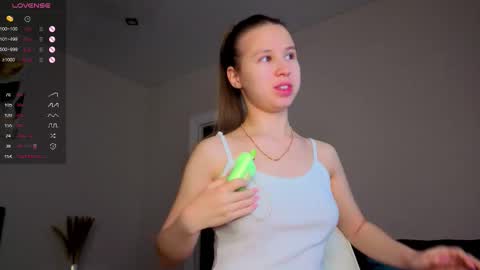 Snapshot of emma_clon chatting on November 28, 2025, 1:30 am Emma online show from November 28, 2025, 1:30 am