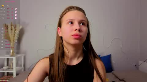 Snapshot of emma_clon chatting on June 5, 2026, 1:45 am Emma online show from June 5, 2026, 1:45 am