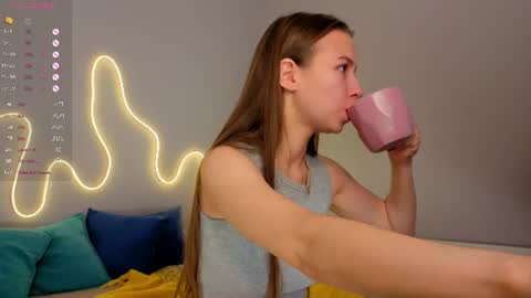 Snapshot of emma_clon chatting on June 13, 2026, 1:14 am Emma online show from June 13, 2026, 1:14 am