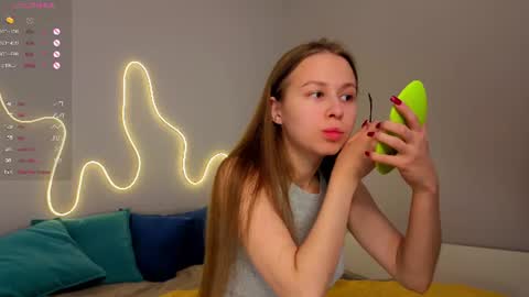 Snapshot of emma_clon chatting on June 14, 2026, 1:47 am Emma online show from June 14, 2026, 1:47 am