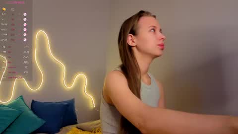 Snapshot of emma_clon chatting on June 20, 2026, 1:09 am Emma online show from June 20, 2026, 1:09 am