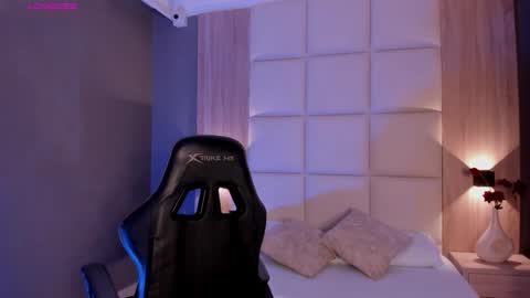 E M M A online show from December 4, 2025, 2:32 am