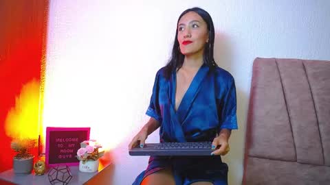 Snapshot of emma_glowof chatting on June 7, 2026, 5:49 pm Emma Glow online show from June 7, 2026, 5:49 pm