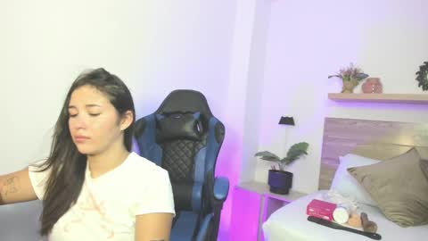 Snapshot of emma_greeyy chatting on October 27, 2025, 7:40 pm E M M A online show from October 27, 2025, 7:40 pm