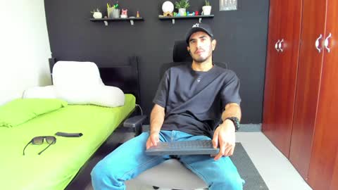 Snapshot of emma_muscle_ chatting on December 2, 2024, 3:25 pm emma online show from December 2, 2024, 3:25 pm