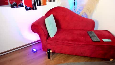 emma online show from November 4, 2025, 12:04 pm