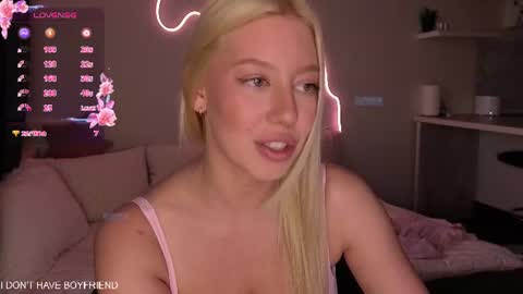 Snapshot of emmaandjake chatting on June 16, 2026, 9:39 pm emmaandjake online show from June 16, 2026, 9:39 pm