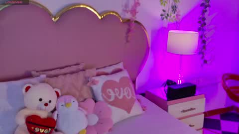 Snapshot of emmacrush chatting on May 5, 2026, 8:17 pm Welcome Im yosein Your love is my passion activate it with your tips and enjoy with me online show from May 5, 2026, 8:17 pm