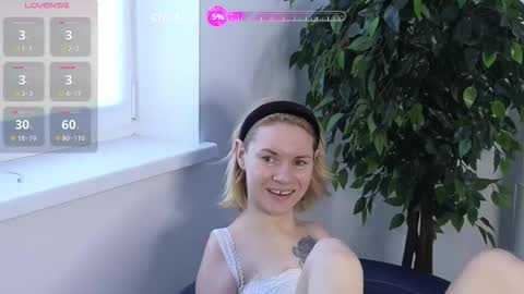 Snapshot of emmalarkins chatting on October 14, 2025, 9:21 am Emma online show from October 14, 2025, 9:21 am