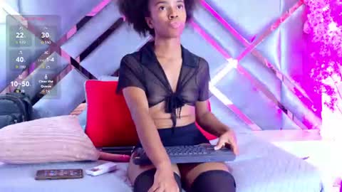 Snapshot of emmalove01 chatting on July 5, 2026, 2:40 am emmalove01 online show from July 5, 2026, 2:40 am