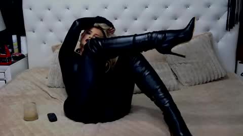 Snapshot of emmamavis chatting on April 10, 2026, 7:35 am Emma Mavis online show from April 10, 2026, 7:35 am