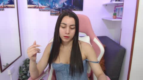 Snapshot of emmamyers_ chatting on January 17, 2025, 10:23 pm Emma online show from January 17, 2025, 10:23 pm