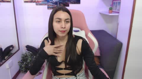 Snapshot of emmamyers_ chatting on February 3, 2025, 10:43 pm Emma online show from February 3, 2025, 10:43 pm