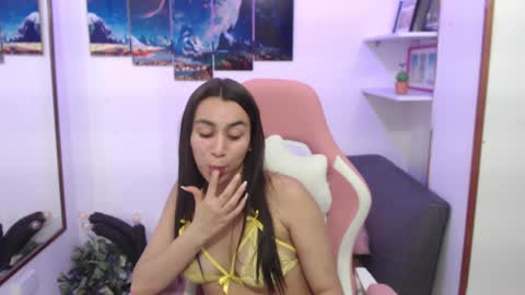 Snapshot of emmamyers_ chatting on February 4, 2025, 1:45 am Emma online show from February 4, 2025, 1:45 am