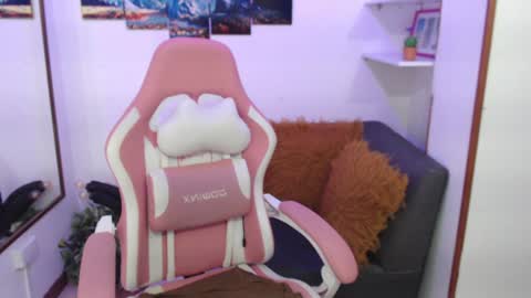 Snapshot of emmamyers_ chatting on February 5, 2025, 11:17 pm Emma online show from February 5, 2025, 11:17 pm