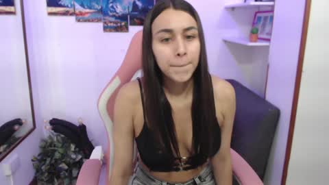 Snapshot of emmamyers_ chatting on February 6, 2025, 10:21 pm Emma online show from February 6, 2025, 10:21 pm