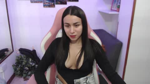 Snapshot of emmamyers_ chatting on February 11, 2025, 10:28 pm Emma online show from February 11, 2025, 10:28 pm