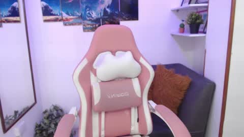 Snapshot of emmamyers_ chatting on March 9, 2025, 4:38 am Emma online show from March 9, 2025, 4:38 am