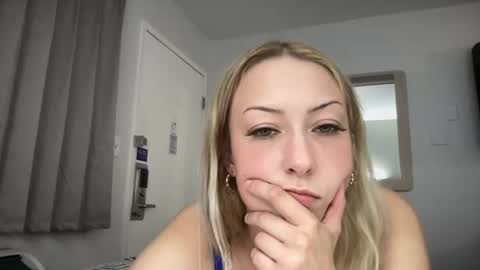 emmaraee online show from June 14, 2026, 6:26 am