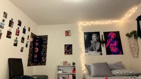 emmaraee online show from July 19, 2026, 10:46 pm
