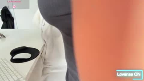 Snapshot of emmaskyee_ chatting on September 26, 2025, 1:26 pm Emma Skyee online show from September 26, 2025, 1:26 pm