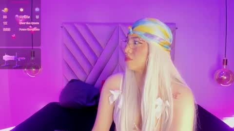 Snapshot of emmaswift1 chatting on December 17, 2025, 2:39 am Emma online show from December 17, 2025, 2:39 am