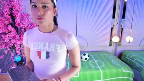 emmawilliams_2 online show from June 18, 2026, 9:52 pm