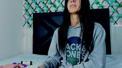 Snapshot of emmawillliams chatting on January 5, 2025, 2:52 pm Emma online show from January 5, 2025, 2:52 pm