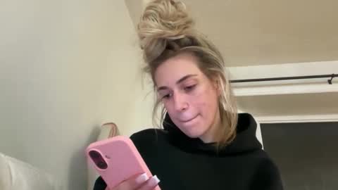 Snapshot of emmbellaxo chatting on March 20, 2026, 1:54 am emmbella online show from March 20, 2026, 1:54 am