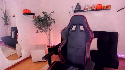 Snapshot of emmyevans1 chatting on October 28, 2025, 8:11 pm Emmy Evans online show from October 28, 2025, 8:11 pm