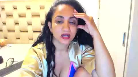emperatriztapia online show from May 17, 2026, 1:03 am