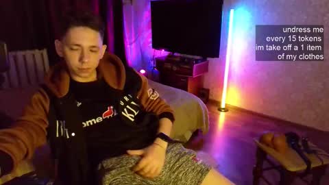 Snapshot of emveeboy96 chatting on December 2, 2025, 9:54 pm emveeboy96 online show from December 2, 2025, 9:54 pm