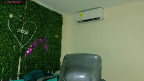 Snapshot of emy_0 chatting on June 26, 2026, 1:15 pm Emy online show from June 26, 2026, 1:15 pm