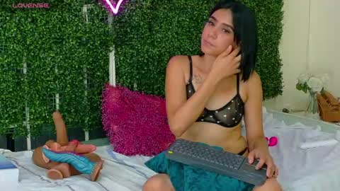 Snapshot of emy_0 chatting on July 7, 2026, 8:40 am Emy online show from July 7, 2026, 8:40 am