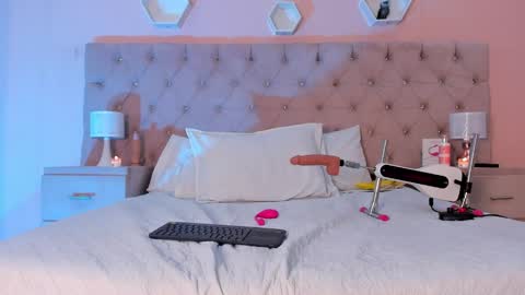 Snapshot of emysilver chatting on December 7, 2024, 6:04 pm Emy Silver online show from December 7, 2024, 6:04 pm