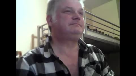 Snapshot of englishguysurrey chatting on December 17, 2025, 10:05 pm englishguysurrey online show from December 17, 2025, 10:05 pm