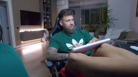 Erik online show from December 25, 2024, 6:19 pm