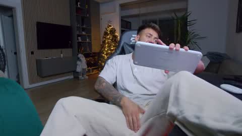 Erik online show from December 29, 2024, 7:43 pm