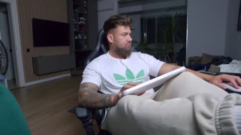 Erik online show from February 3, 2025, 6:49 pm