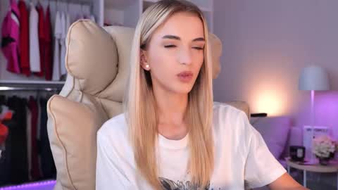 Snapshot of entya chatting on October 1, 2025, 6:41 am entya online show from October 1, 2025, 6:41 am