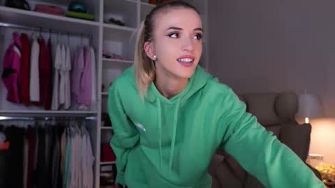 Snapshot of entya chatting on October 3, 2025, 5:26 am entya online show from October 3, 2025, 5:26 am