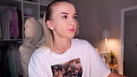 Snapshot of entya chatting on October 14, 2025, 4:02 am entya online show from October 14, 2025, 4:02 am