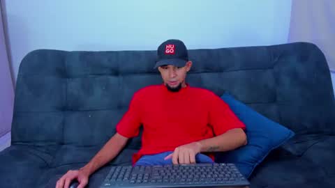 Snapshot of enyel_100 chatting on July 8, 2026, 7:35 am enyel_100 online show from July 8, 2026, 7:35 am