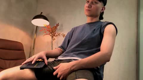 Snapshot of enzo_steel chatting on November 23, 2025, 8:19 pm enzo_steel online show from November 23, 2025, 8:19 pm