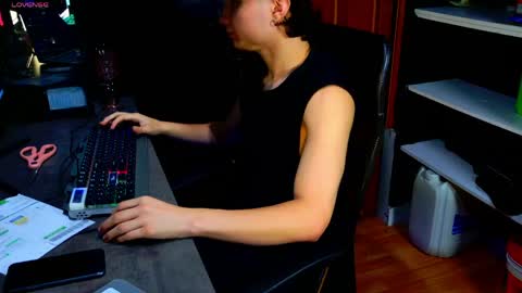 enzo_steel online show from June 8, 2026, 9:20 am