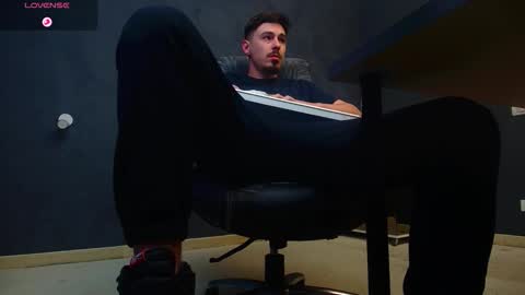 Snapshot of enzorace chatting on October 4, 2025, 5:16 am EnzoRace online show from October 4, 2025, 5:16 am