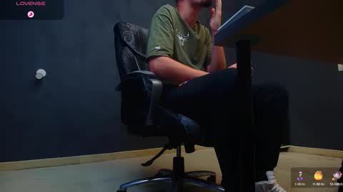 Snapshot of enzorace chatting on October 6, 2025, 4:54 am EnzoRace online show from October 6, 2025, 4:54 am