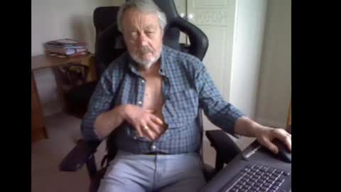 erasmus_d online show from May 2, 2026, 5:40 pm